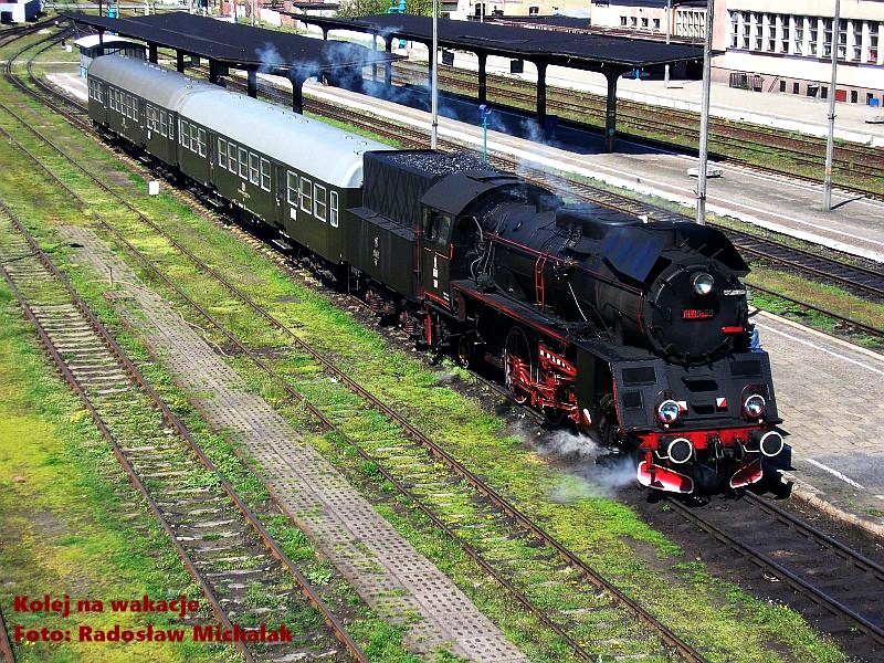 Pociąg osobowy relacji Wolsztyn – Poznań przez Grodzisk Wielkopolski, gotowy do odjazdu ze stacji Wolsztyn. Skład tworzy parowóz Ol49-59 (ten sam, który widzieliśmy na linii do Myśliborza) oraz dwa wagony typu 120A.
Mimo iż zdjęcie wykonano w 2009 roku, jest to wierne odtworzenie typowej konfiguracji lokalnego pociągu pasażerskiego z okresu Polski Ludowej (PRL). Wolsztyn, jako ostatnia parowozownia na świecie utrzymująca regularne, planowe przewozy parowe w XXI wieku, stanowił żywe muzeum, pozwalając na uwiecznienie takich historycznych zestawień taboru.