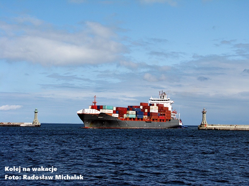 atek transportowy wypełniony kontenerami wchodzący do wejścia południowego portu w Gdyni.