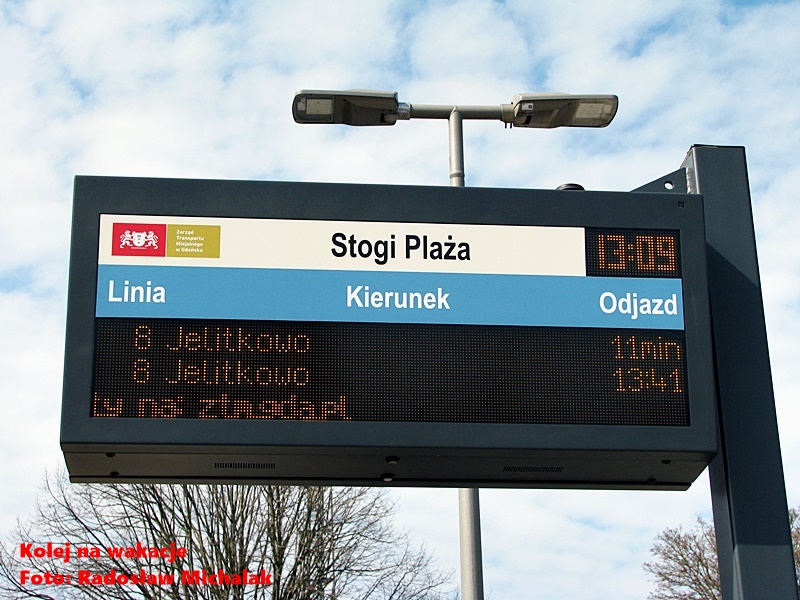 Elektroniczna tablica Systemu Informacji Pasażerskiej na pętli tramwajowej Gdańsk Stogi, wyświetlająca godziny odjazdów.