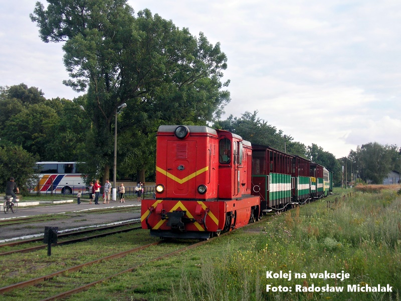 Nadmorska Kolej Wąskotorowa (Rewal) – rozkład jazdy, cennik i trasa 2026 1 Lokomotywa Lxd2-473 z pociągiem osobowym na stacji Gryfice Wąskotorowe.