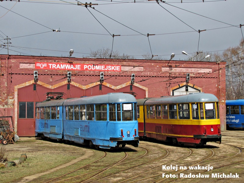 Wagony 803N o numerach 10 i 1 przed halą zajezdni Brus, 1 kwietnia 2012 r. Widok na torowisko dzień po zakończeniu ruchu liniowego do Konstantynowa i Lutomierska. Nad zajezdnią panuje nienaturalny spokój, symbolizujący koniec pewnej epoki.