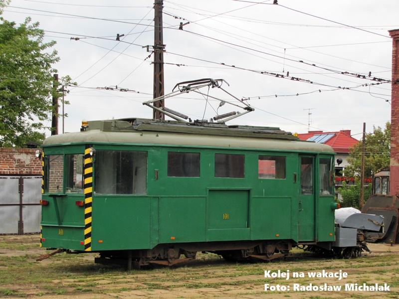 abytkowy wagon tramwajowy typu 2N2, pełniący funkcję pługa odśnieżnego, stacjonujący na terenie dawnej zajezdni Brus. Widoczne charakterystyczne modyfikacje techniczne przystosowujące pojazd do odśnieżania torowisk.
