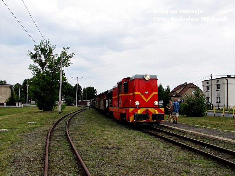 Pociąg wąskotorowy z lokomotywą spalinową Lxd2 na stacji Miasteczko Śląskie Wąskotorowe. Skład Górnośląskich Kolei Wąskotorowych (GKW).