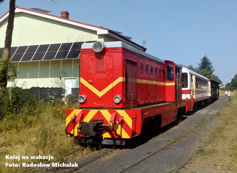 Lokomotywa wąskotorowa Lxd2 z pociągiem turystycznym Koszalińskiej Kolei Wąskotorowej na stacji w Rosnowie.