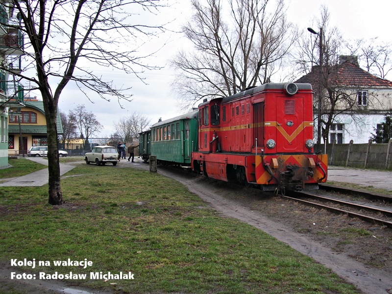 Pociąg wąskotorowy na stacji w Łęczycy, marzec 2008. Lokomotywa spalinowa Lxd2-252 z wagonem pasażerskim 3Aw i brankardem na torach Krośniewickiej Kolei Dojazdowej.