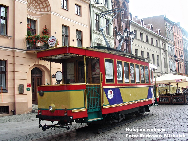 Zabytkowy tramwaj turystyczny na ulicy w Toruniu