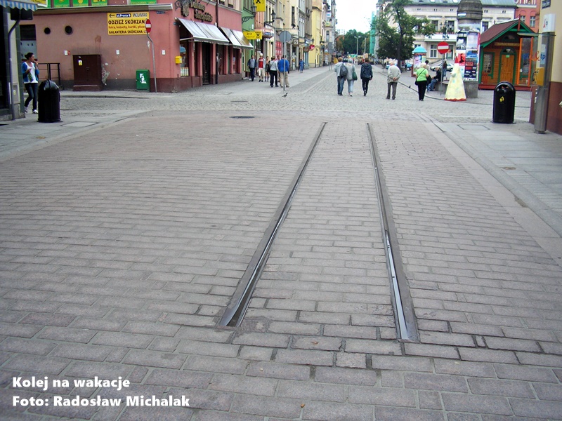 Zachowany fragment torowiska tramwajowego na Starym Mieście w Toruniu
