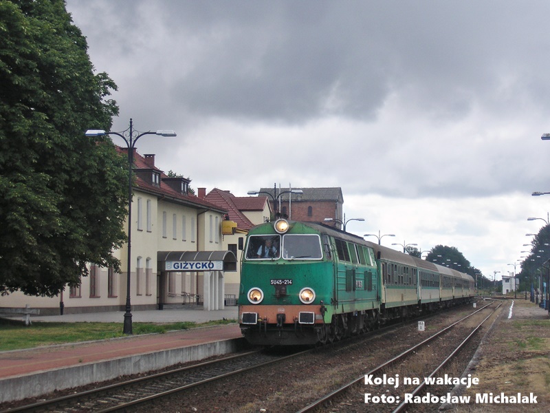 Pociąg z Białegostoku do Szczecina stoi gotowy do odjazdu na stacji w Giżycku w lipcu 2010 roku.