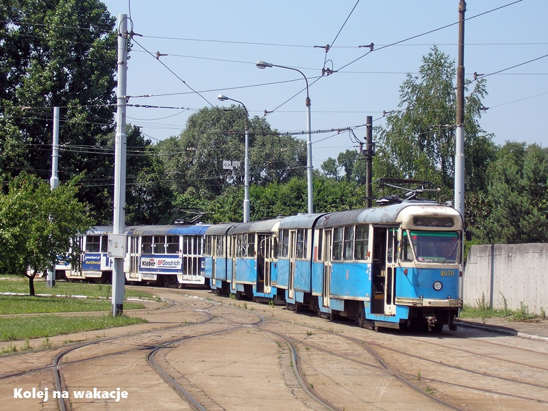 Zabytkowe tramwaje typu 102Na na terenie zajezdni we Wrocławiu – historyczne wagony przegubowe.