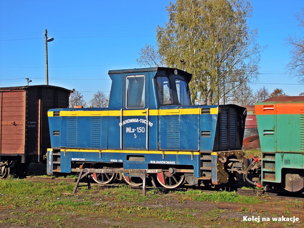 Lokomotywa wąskotorowa WLs-150-5 w granatowo-żółtym malowaniu Cukrowni Tuczno.