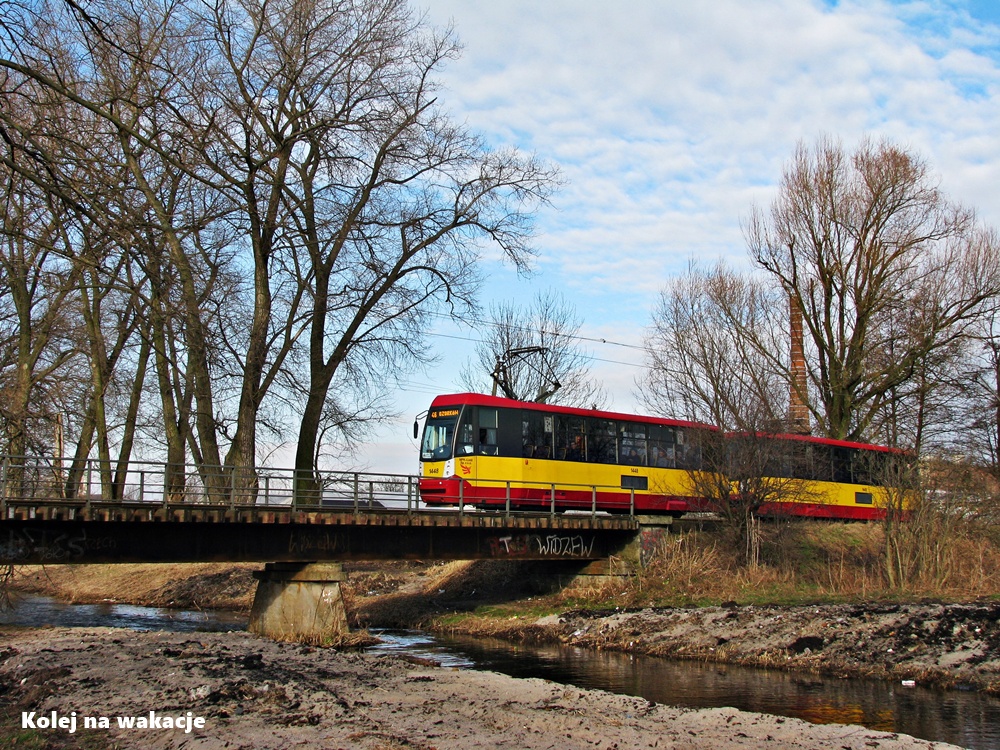 Tramwaj linii 46 na moście na Bzurze w Ozorkowie.