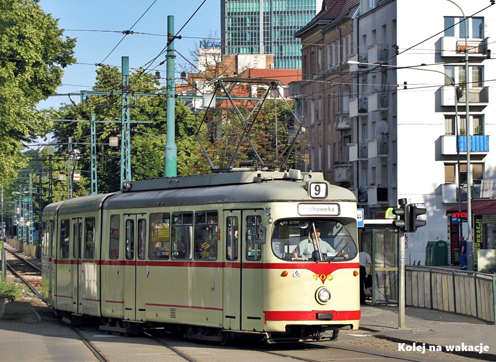 Używany niemiecki tramwaj Duewag GT8 potocznie nazywany Helmutem na torach w Poznaniu.