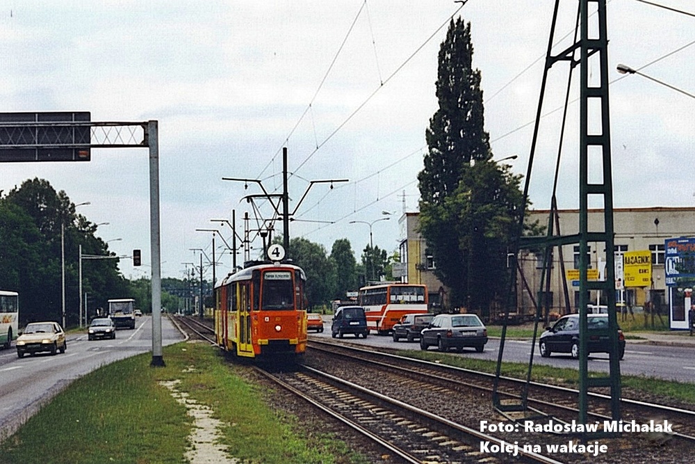 Przegubowy wagon Konstal 102N w starym malowaniu na ulicach Poznania.