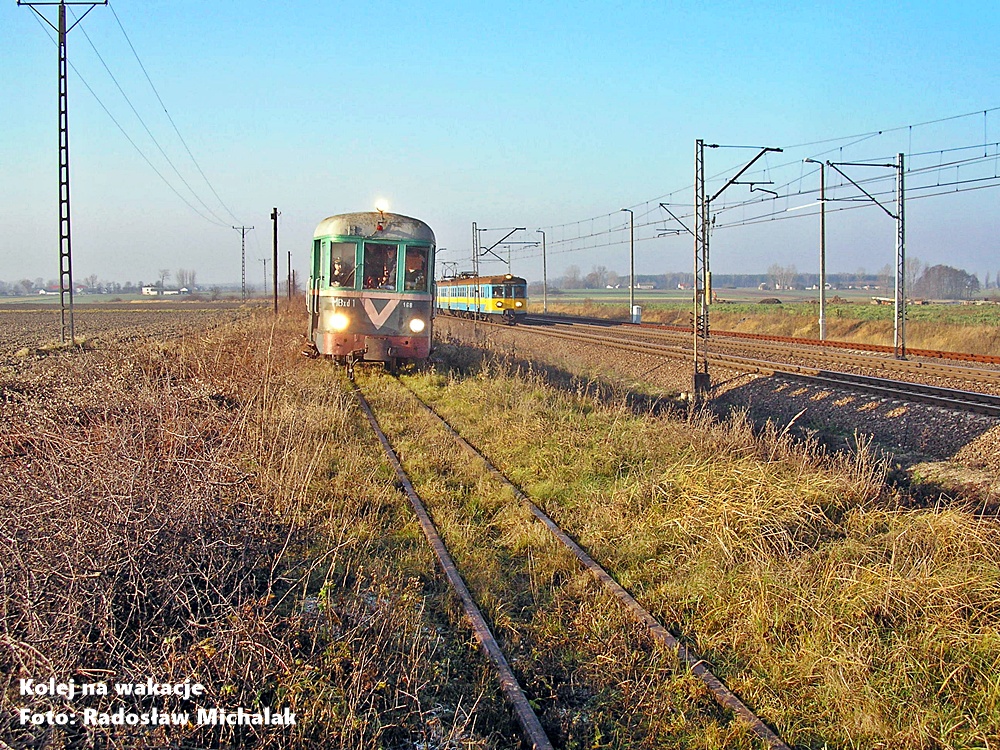 Spotkanie pociągów wąskotorowego i normalnotorowego w Krzewiu koło Kutna (2006) – archiwalne podróże kolejowe