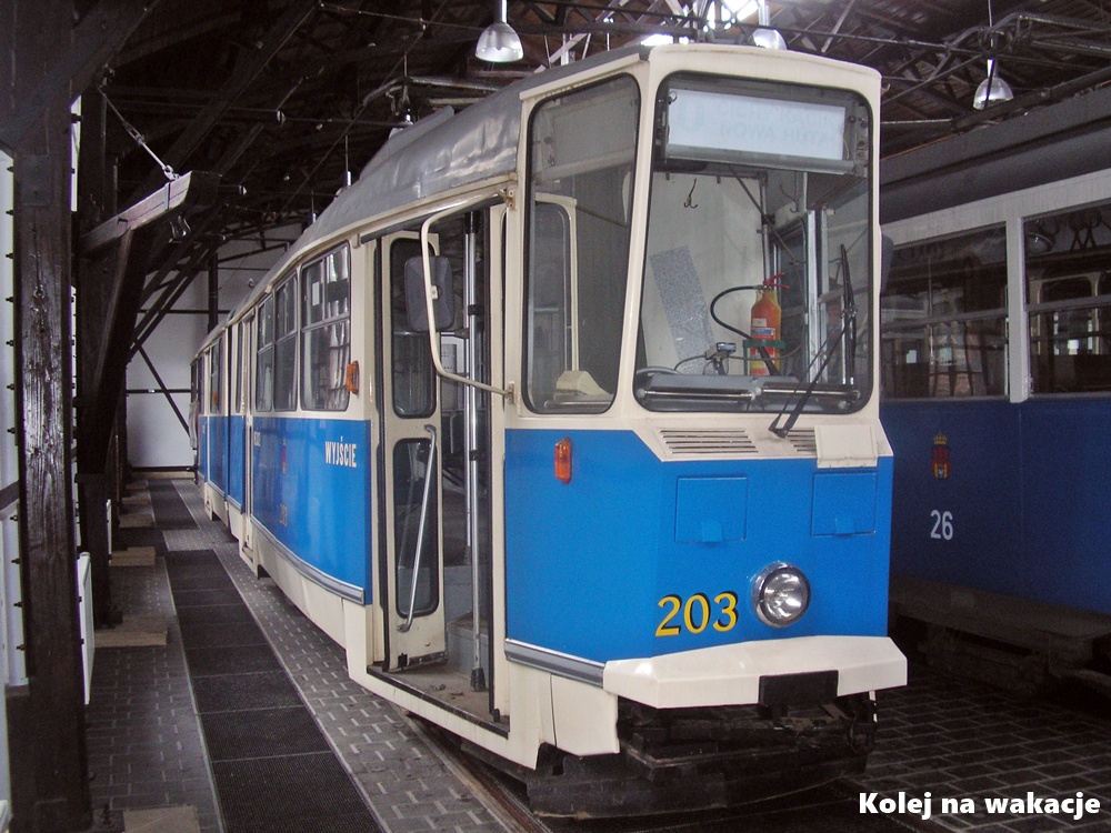 Zabytkowy kanciasty tramwaj Konstal 102N w hali Muzeum Inżynierii i Techniki w Krakowie.