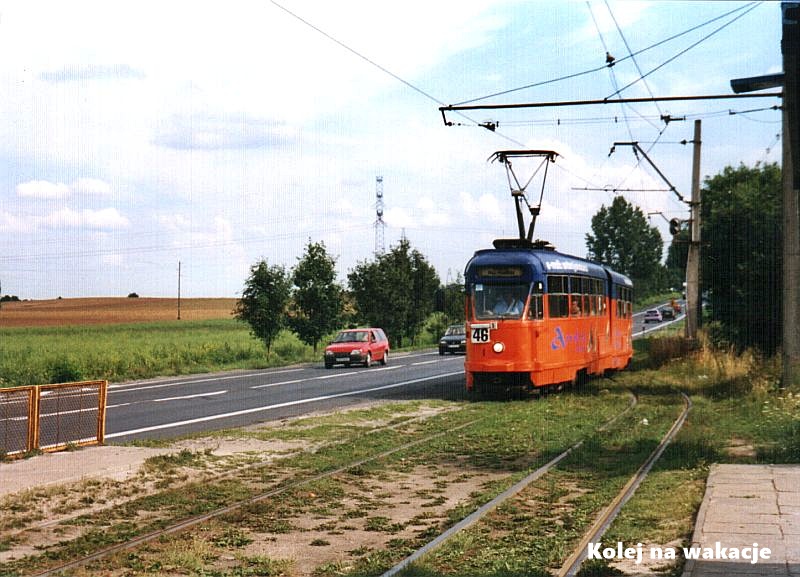 ipiec 2003 roku. Tramwaj linii 46 przemierza pola w okolicach Lućmierza, kierując się w stronę Ozorkowa.