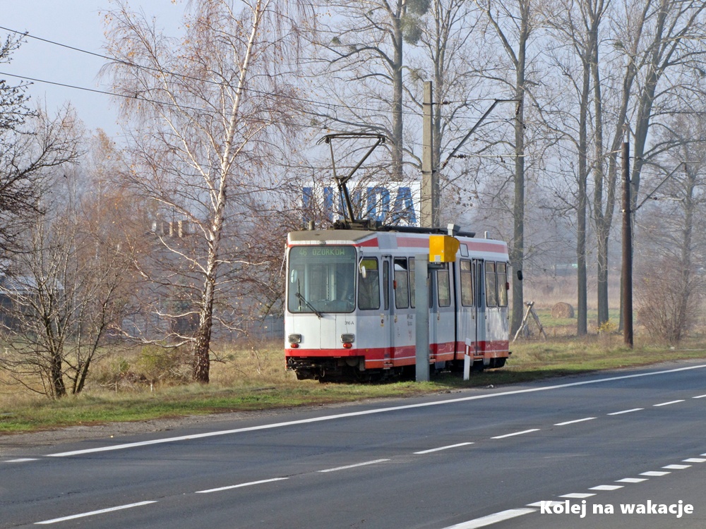 Stosunkowo nowoczesny wagon M6S na linii 46 w Aleksandrii koło Ozorkowa. Fatalny stan torowiska sprawiał, że fotoradar był mu niestraszny.