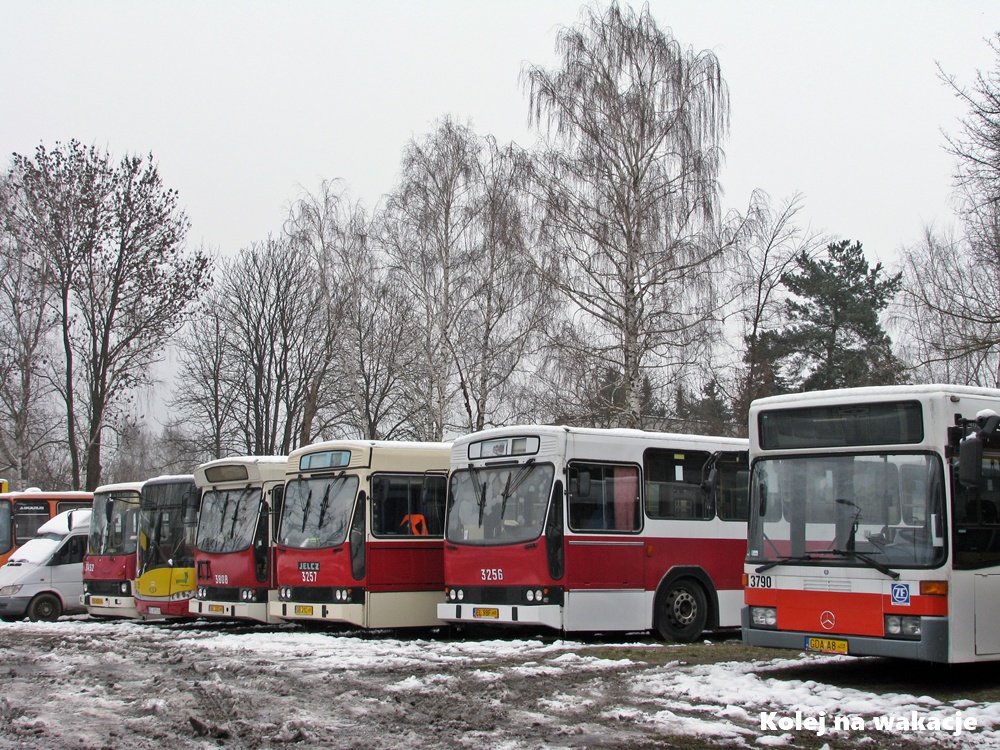 Historyczne autobusy z różnych dekad stojące na placu Zajezdni Muzealnej Brus.