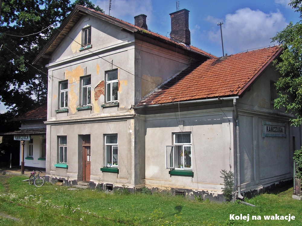 Budynek stacji kolejki wąskotorowej Pogórzanin w Kańczudze, Polska.