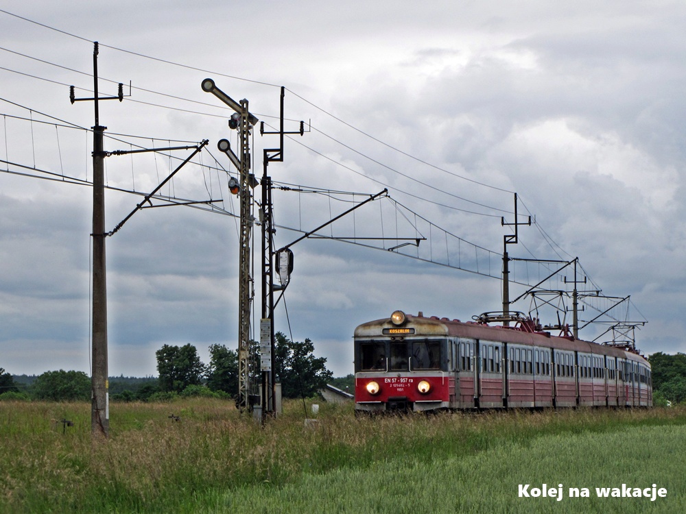 Klasyczny skład złożony z dwóch jednostek EN57-właśnie takie pociągi dominowały na tej linii przez dekady po elektryfikacji Kołobrzeg-Koszalin. Zdjęcie wykonałem w czerwcu 2015 roku.