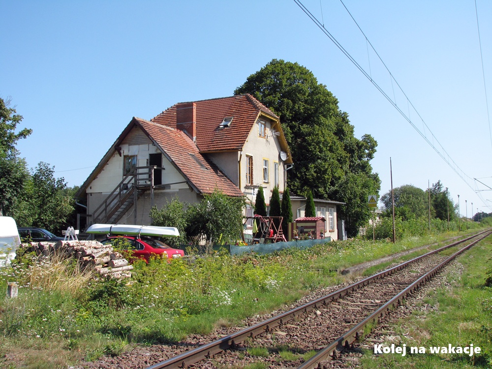 Stacja Bagicz – dziś pociągi się tu nie zatrzymują, a budynek stacyjny pełni funkcję mieszkalną.