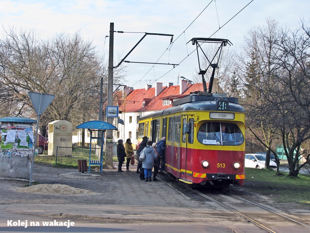 Pasażerowie wsiadający do linii 46 w Ozorkowie, w pożegnalnym dniu (4.02.2018). Od jutra musieli przesiąść się na autobusy. 