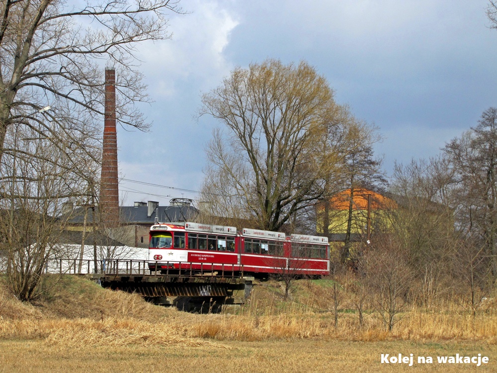 Tramwaj linii 46 przejeżdża przez most na rzece Bzurze, korzystając ze śladu dawnej kolei wąskotorowej.