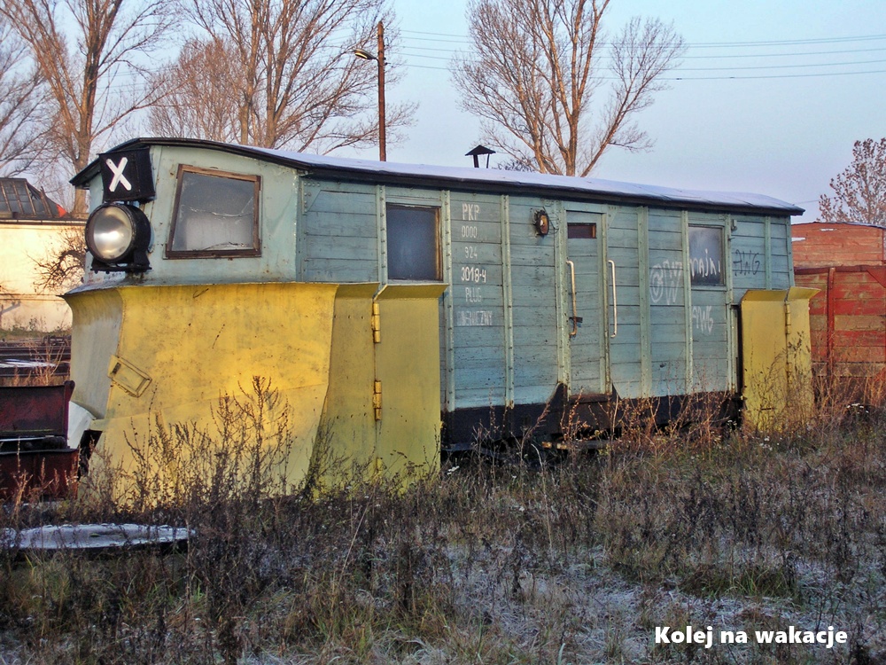 Pług odśnieżny w Krośniewicach. W czasach wzmożonej pracy wąskotorówek, to tego typu maszyny zapewniały ciągłość ruchu pasażerskiego i towarowego zimą.