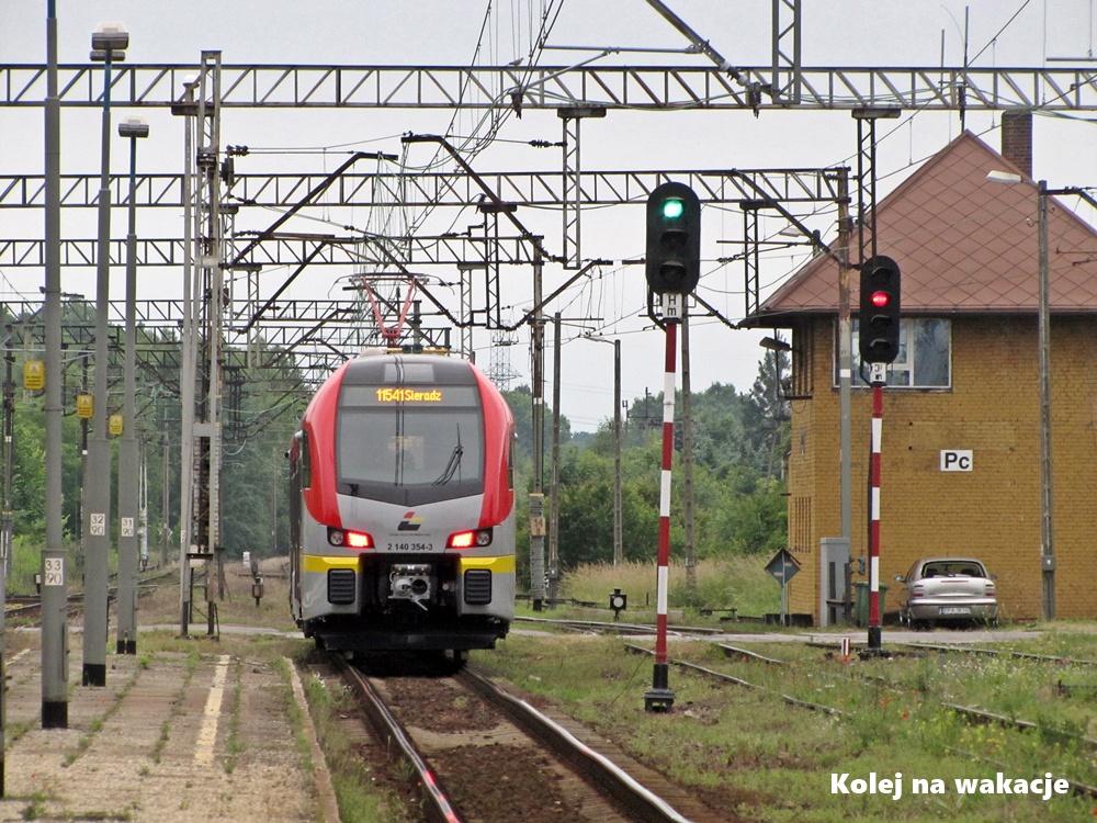 Pociąg osobowy Łódzkiej Kolei Aglomeracyjnej na stacji Pabianice 