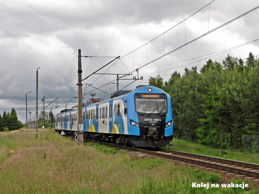 Pociąg osobowy Polregio prowadzony zmodernizowanym składem EN57 opuszcza klimatyczną stację Ustronie Morskie.
