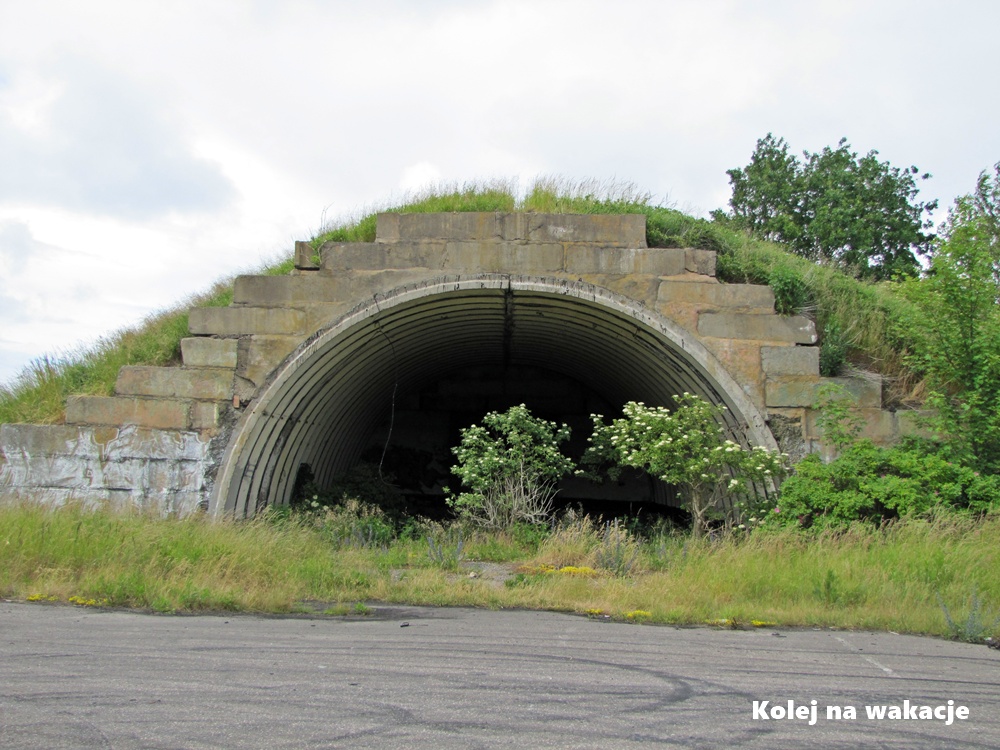 Pozostałości po radzieckim lotnisku wojskowym.