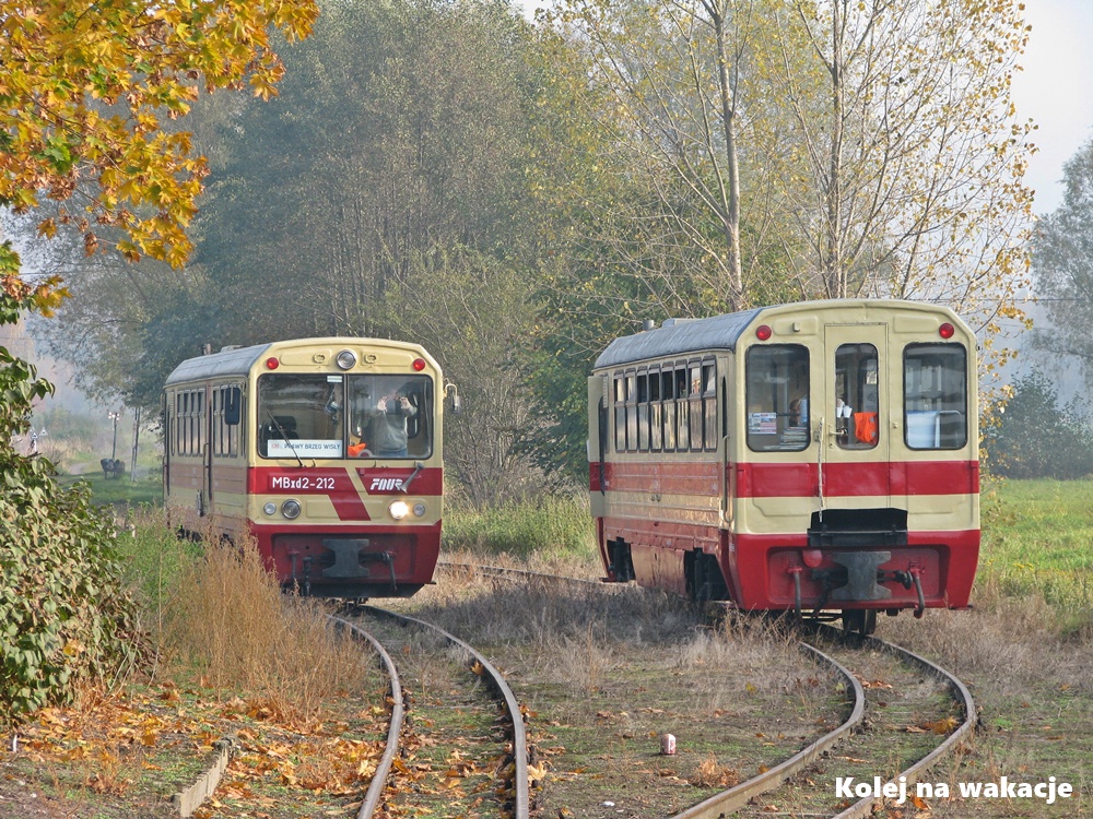 Urokliwe kolejki wąskotorowe, wciąż budzące nostalgiczne wspomnienia, to nie tylko historia — to także codzienna praca kolejarzy, którzy z pasją dbają o ich życie na torach.