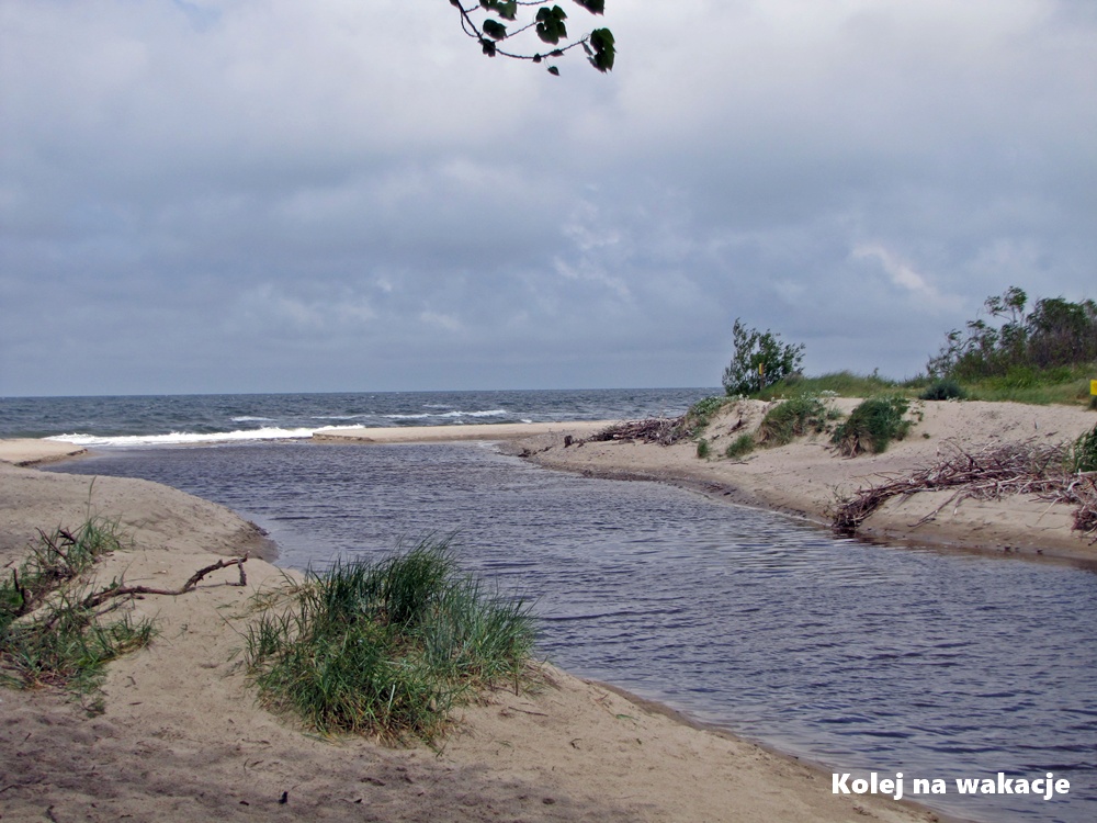 Ujście rzeki Czerwonej do Morza Bałtyckiego to bardzo klimatyczne miejsce niedaleko Ustronia Morskiego. Doskonały cel na spacer lub krótką rowerową wycieczkę zaraz po wyjściu ze stacji.