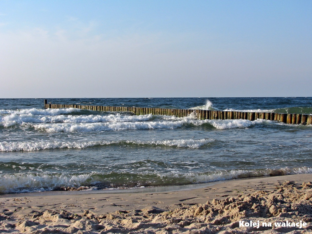Plaża w Sianożętach – widok na morze, fale i falochron.