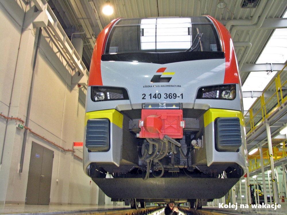 Skład Łódzkiej Kolei Aglomeracyjnej na hali serwisowej.