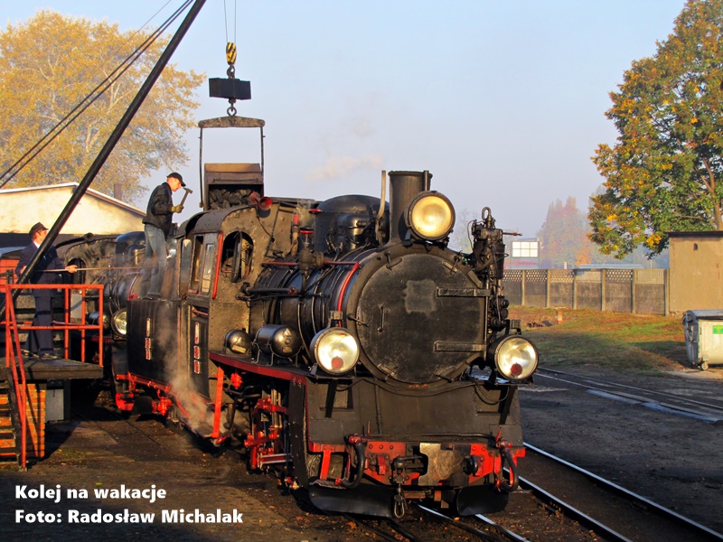 Historyczny parowóz wąskotorowy Px48 podczas procesu nawęglania na stacji w Środzie Wielkopolskiej.