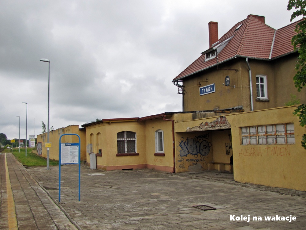 Budynki stacji Tymień. To jeden z przystanków na linii Koszalin – Kołobrzeg, który zachował dawny, klimatyczny charakter.