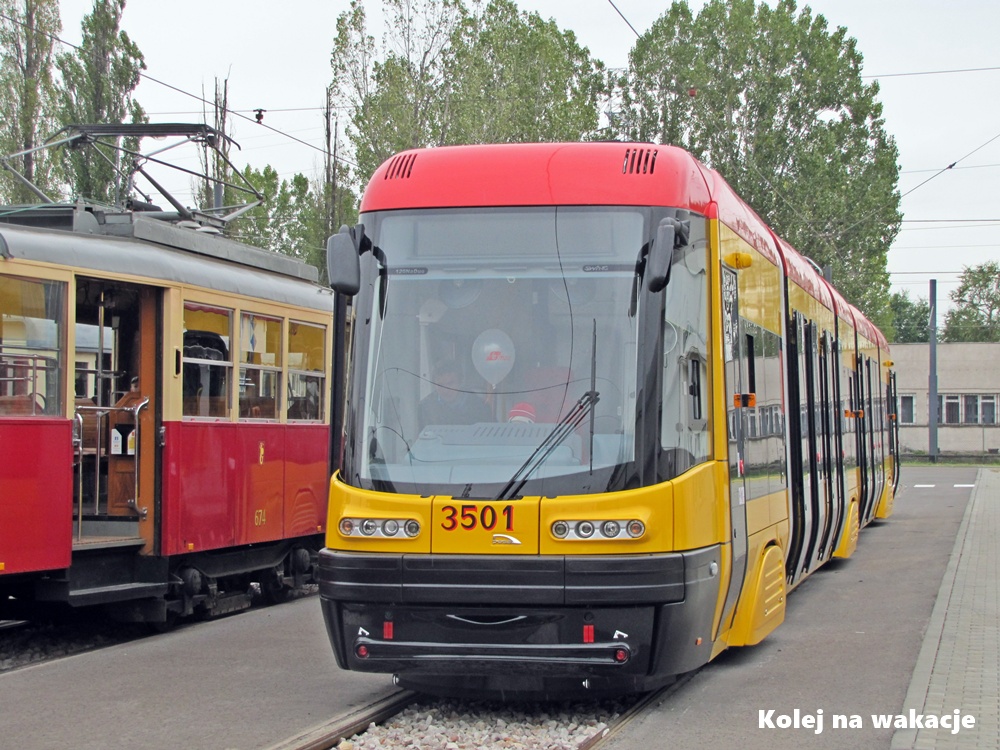 Na miejskich torach również trwa świętowanie — tramwaje, będące sercem komunikacji miejskiej, przypominają o swojej wyjątkowej roli w transporcie.