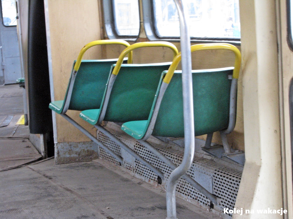 Wnętrze wagonu Konstal 803N o numerze taborowym 2 z charakterystycznymi grzejnikami poprowadzonymi wzdłuż podłogi. Widok tych grzejników natychmiast przywołał wspomnienie z lat 90., kiedy to podczas podróży linią 46 stopiła mi się podeszwa od buta.