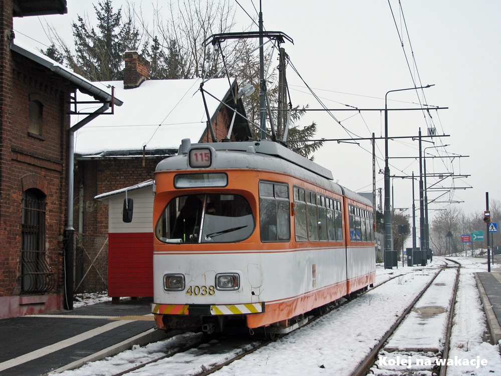 Zabytkowy tramwaj GT6 na okolicznościowej linii numer 115, chwilę przed odjazdem z przystanku przy Zajezdni Muzealnej Brus w Łodzi.