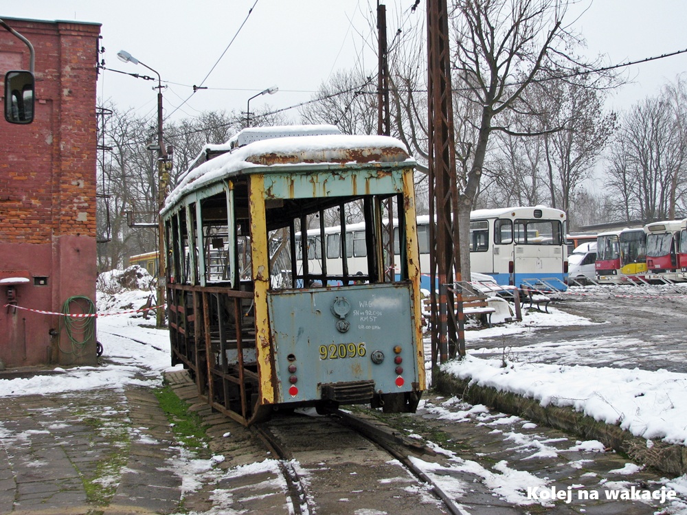 Wagon techniczny Konstal 5N numer taborowy 92096 oczekuje na remont przed halą Zajezdni Muzealnej Brus.