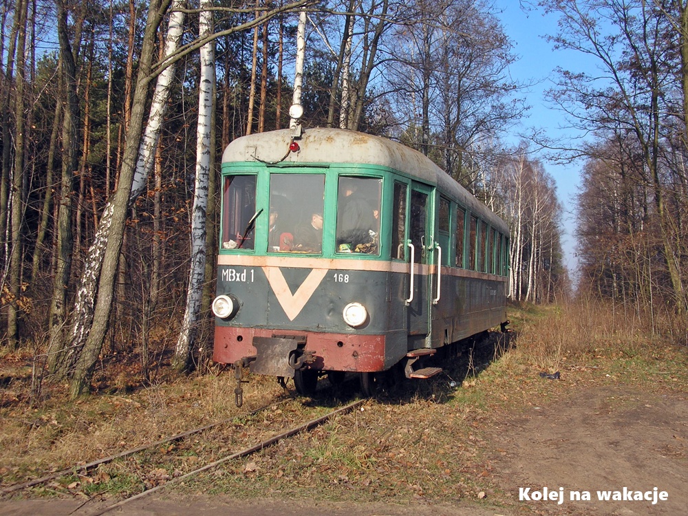 Wąskotorowy wagon motorowy MBxd1-168 na szlaku Krośniewice - Ozorków Wąsk.
