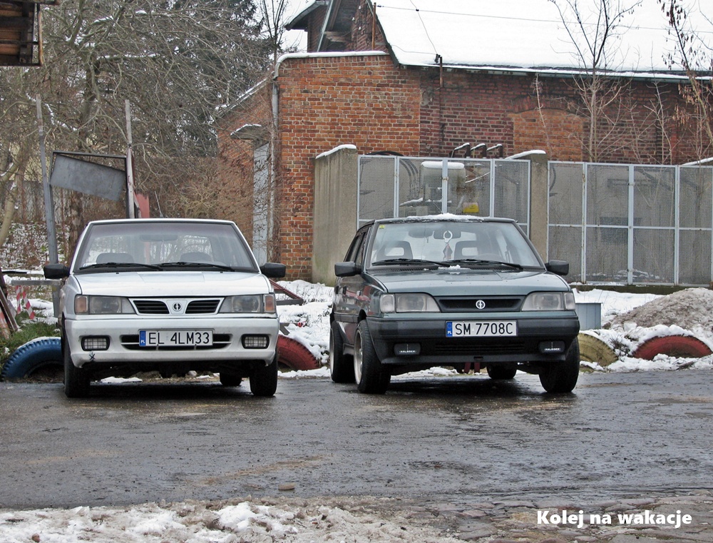 Niespodziewany akcent motoryzacyjny podczas Dnia Otwartego na Brusie! Dwa Polonezy, które pojawiły się przed halą Zajezdni Muzealnej, stanowiąc ciekawe uzupełnienie tramwajowej historii.