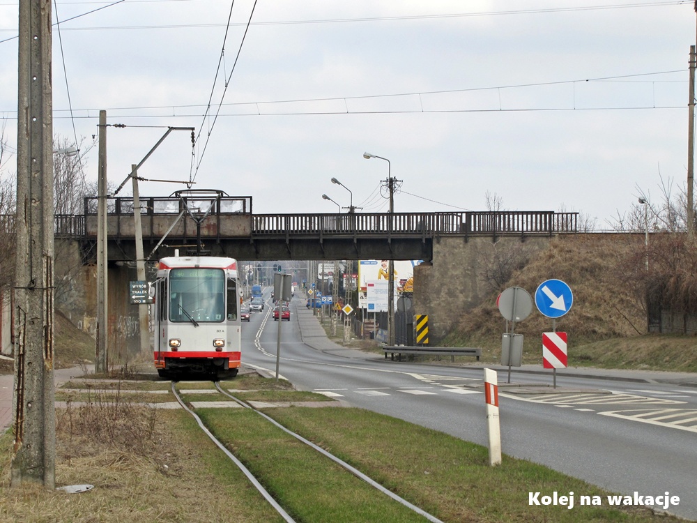 Tramwaj linii 46 pod wiaduktem kolejowym (trasa Zgierz–Kutno) w Zgierzu. To właśnie ten modernizowany odcinek ponownie ożyje.