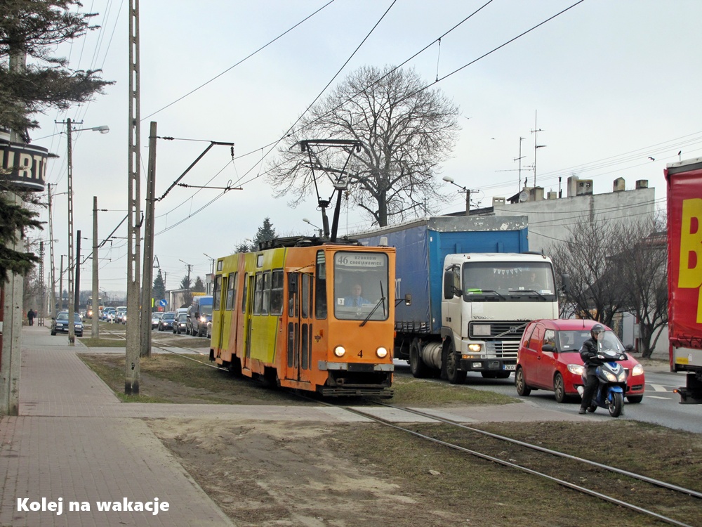 Tramwaj typu 803N na linii 46. Ulica Łódzka w Zgierzu.