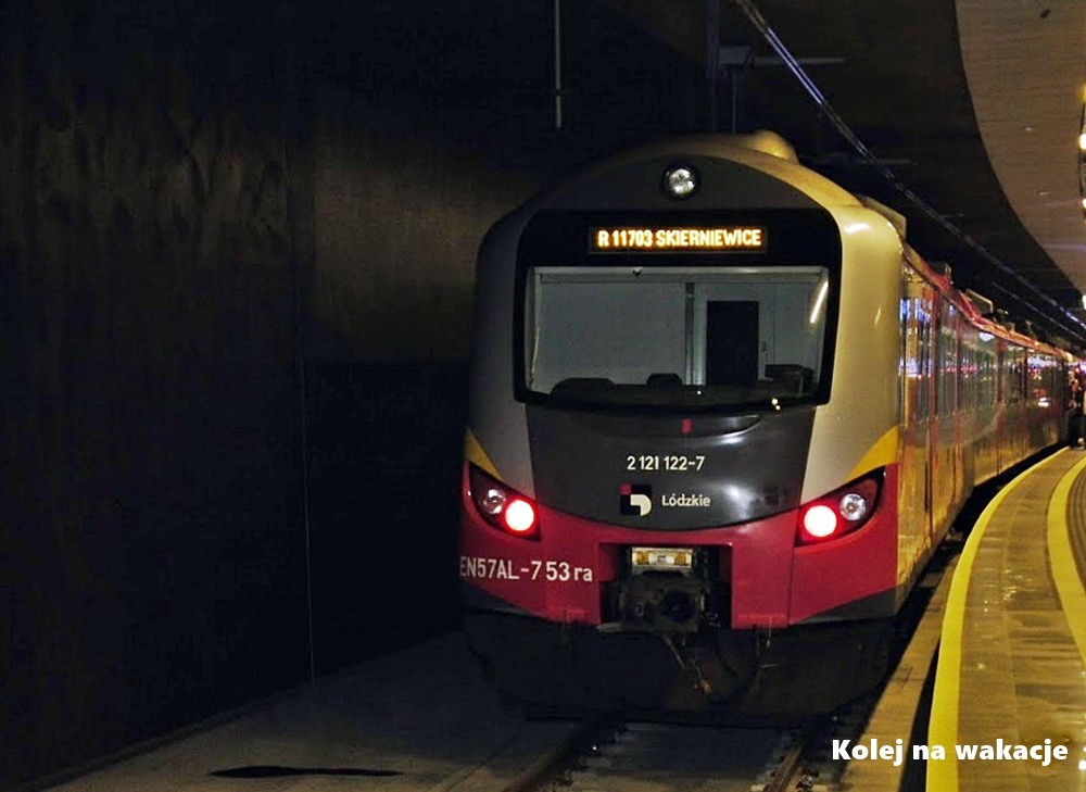 Pociąg EN57AL 753+959 na nowym, podziemnym Dworcu Fabrycznym w Łodzi po pierwszym planowym kursie.