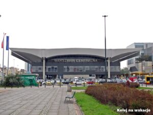 Dworzec Centralny w Warszawie widok na charakterystyczną betonową fasadę głównego wejścia. Polska architektura modernizmu.