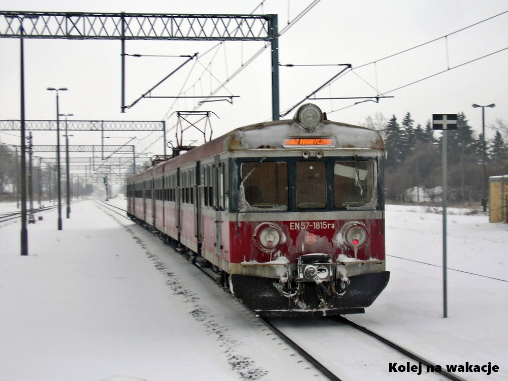 Zimowy krajobraz i EN57 na stacji Rogów w województwie łódzkim — kolej w swojej najbardziej surowej, ale i fotogenicznej odsłonie.