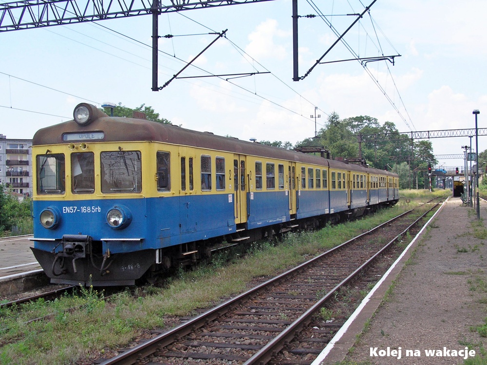 EN57-1685 w klasycznym żółto-niebieskim malowaniu na stacji Jelcz-Laskowice, 9 czerwca 2007 roku.