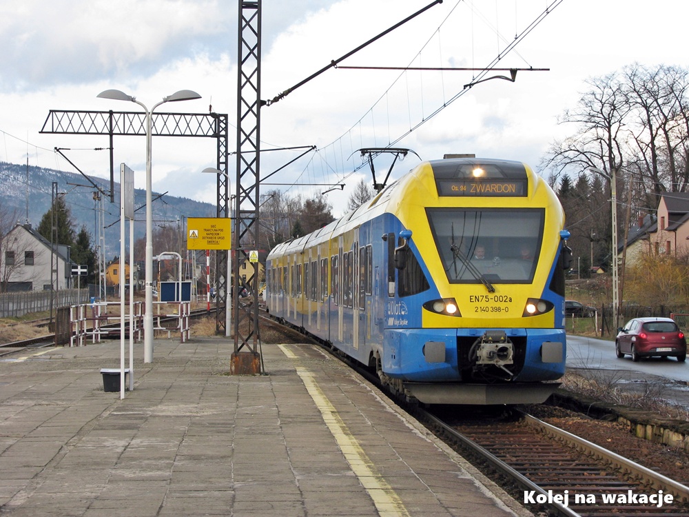 Pociąg EN75 wjeżdżający na stację kolejową w Milówce.